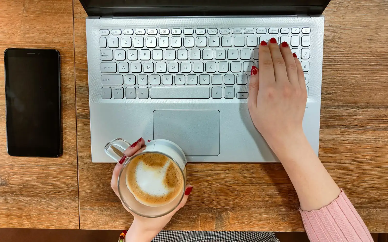 Χέρια πληκτρολογούν επαγγελματικό email σε laptop με το domain της επιχείρησης